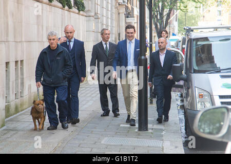 Milbank, London, UK. 12. Mai 2016.  Die UKIP Führer Nigel Farage kommt bei Milbank für ein Fernseh-Interview im Rahmen der Kampagne Abstimmung verlassen. Bildnachweis: Paul Davey/Alamy Live-Nachrichten Stockfoto