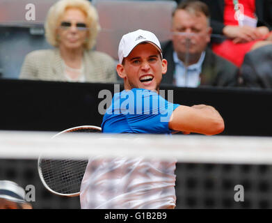 Rom, Italien. 12. Mai 2016. Dominic Thiem Österreichs gibt den Ball zurück, während 3. Vorrundenspiel der Italian Open Tennisturnier BNL2016 gegen Roger Federer der Suisse auf dem Foro Italico in Rom, Italien, 12. Mai 2016 Credit: Agnfoto/Alamy Live-Nachrichten Stockfoto