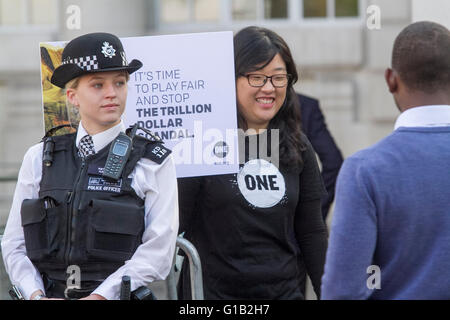 London, UK. 12. Mai 2016.  Ein Demonstrant von einem weltweit führenden sammeln im Lancaster House für den Anti-Korruption-Gipfel zur Bekämpfung von Korruption und Geldwäsche nach Panama Papiere Skandal Credit: Amer Ghazzal/Alamy Live-Nachrichten Stockfoto