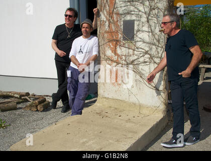 Seeshaupt, Deutschland. 7. Mai 2016. Dpa exklusiv - Tico Torres (R), Schlagzeuger der Gruppe Bon Jovi, Herman Rarebell (L), ehemaliger Schlagzeuger der Scorpions und Musikvideo und Regisseur Maik Marzuk (C) nehmen Teil an einem Videodreh vor einer Probe der Berliner Mauer für Torres Mode-Kollektion "Rock Star Baby" in Seeshaupt, Deutschland, 7. Mai 2016. Hermann und Torres Havbe bekannt einander seit den 1980er Jahren, wann Bon Jovi als im Vorprogramm der deutschen Musikgruppe Scorpions durchgeführt, wenn sie auf ein vier-Monats-Konzert-Tournee ging. Foto: Ursula Düren/Dpa/Alamy Live News Stockfoto