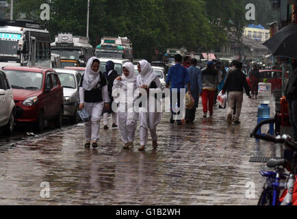 Srinagar, indisch verwalteten Kaschmir: 12. Mai 2016. Kashmiri College Mädchen zu Fuß während inmitten Regen gestört Leben im Tal Kredit: Sofi Suhail/Alamy Live News Stockfoto