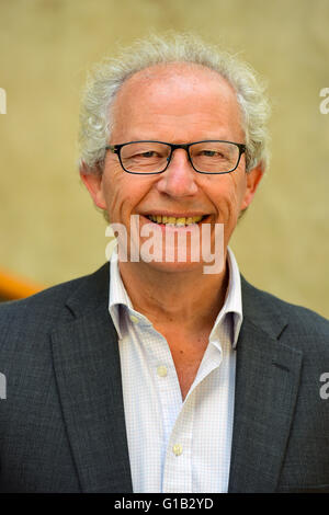 Edinburgh, Schottland, Vereinigtes Königreich, 12, Mai 2016. Ehemaligen schottischen ersten Minister Henry McLeish in das schottische Parlament am Tag der ersten feierlichen Sitzung, © Ken Jack / Alamy Live News Stockfoto