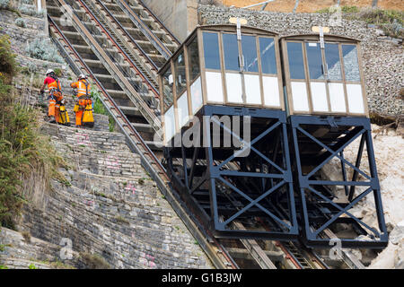 Bournemouth, Dorset, Großbritannien 12. Mai 2016. Arbeit beginnt, klar die Nachwirkungen des Bergsturzes am East Cliff, die am 24. April geschah Sanitärgebäude zu zerstören und Aufzüge zu beschädigen. Ein Abseilen Teamarbeit der Edwardian Standseilbahn heben, sichern, die durch herabfallende Trümmer nach dem Erdrutsch betroffen war Stockfoto