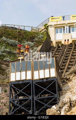 Bournemouth, Dorset, Großbritannien 12. Mai 2016. Arbeit beginnt, klar die Nachwirkungen des Bergsturzes am East Cliff, die am 24. April geschah Sanitärgebäude zu zerstören und Aufzüge zu beschädigen. Ein Abseilen Teamarbeit der Edwardian Standseilbahn heben, sichern, die durch herabfallende Trümmer nach dem Erdrutsch betroffen war Stockfoto