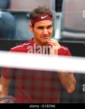 Roger Federer der Suisse Gesten in der 3. Vorrundenspiel der Italian Open Tennisturnier BNL2016 gegen Dominic Thiem Österreichs auf dem Foro Italico, wo er besiegt von Dominic Thiem wurde (nicht gesehen) (Foto von Ciro De Luca / Pacific Press) Stockfoto