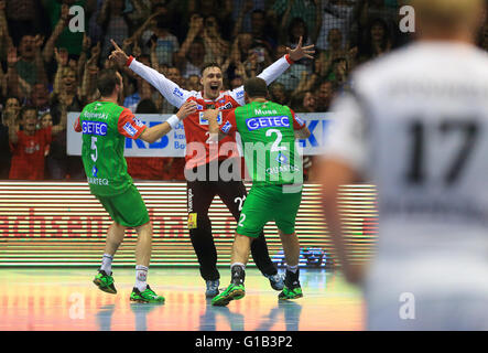 Magdeburger Dario Quenstedt (C), Andreas Rojewski (L) und Zeljko Musa (R) feiern nach die Bundesliga-Handball-Spiel SC Magdeburg Vs THW Kiel in Magdeburg, Deutschland, 11. Mai 2016. Foto: Jens Wolf/dp Stockfoto