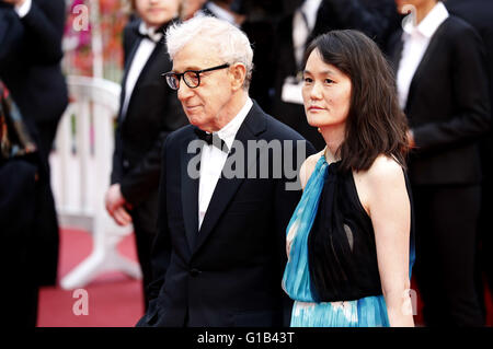 Woody Allen und Soon-Yi Previn, die Teilnahme an der Premiere von "Cafe Society" und die Opening Night Gala während der 69. Cannes Film-Festival am Palais des Festivals in Cannes am 11. Mai 2016 | Verwendung weltweit Stockfoto