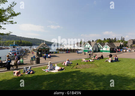 Lake Windermere 12. Mai 2016 UK Wetter. Sonnigen Tag am Lake Windermere in Bowness Bay Credit: Gordon Shoosmith/Alamy Live News Stockfoto