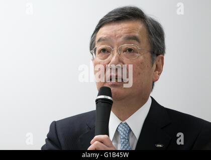 Tokio, Japan. 12. Mai 2016. Auf diesem Foto veröffentlicht am 13. Mai 2016 zeigt japanische Elektronikkonzern riesigen scharfen Präsident Kozo Takahashi kündigt finanzielle Ergebnis des Unternehmens auf Donnerstag, 12. Mai 2016 am 31. März um Sharp Büro in Tokio endete. Scharfe berichtet über 200 Milliarden Yen Jahresfehlbetrag für das Geschäftsjahr 2015. © AFLO/Alamy Live-Nachrichten Stockfoto