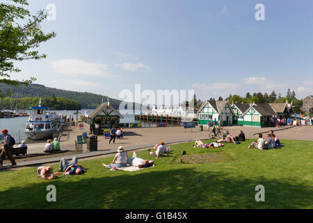 Lake Windermere 12. Mai 2016 UK Wetter. Sonnigen Tag am Lake Windermere in Bowness Bay Credit: Gordon Shoosmith/Alamy Live News Stockfoto