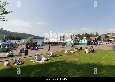 Lake Windermere 12. Mai 2016 UK Wetter. Sonnigen Tag am Lake Windermere in Bowness Bay Credit: Gordon Shoosmith/Alamy Live News Stockfoto