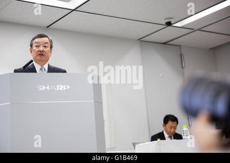 Tokio, Japan. 12. Mai 2016. Auf diesem Foto veröffentlicht am 13. Mai 2016 zeigt japanische Elektronikkonzern riesigen scharfen Präsident Kozo Takahashi kündigt finanzielle Ergebnis des Unternehmens auf Donnerstag, 12. Mai 2016 am 31. März um Sharp Büro in Tokio endete. Scharfe berichtet über 200 Milliarden Yen Jahresfehlbetrag für das Geschäftsjahr 2015. © AFLO/Alamy Live-Nachrichten Stockfoto