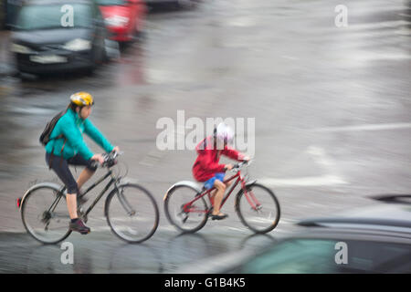 Bournemouth, Dorset, Großbritannien 12. Mai 2016. UK-Wetter: Gewitter in Bournemouth - Donner, Blitz und schwere Regen Auswirkungen Leute gehen nach Hause. Bildnachweis: Carolyn Jenkins/Alamy Live-Nachrichten Stockfoto