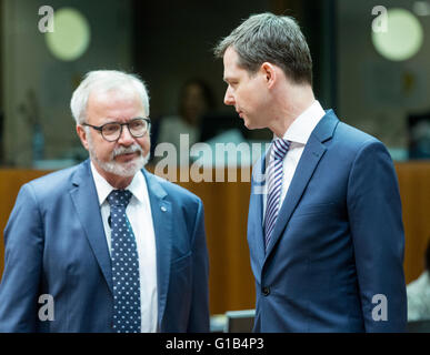 Brüssel, Belgien. 12. Mai 2016. Präsident der Europäischen Investitionsbank (EIB), Werner Hoyer (L) und der deutschen parlamentarischer Staatssekretär, Bundesministerium für wirtschaftliche Zusammenarbeit und Development Thomas Silberhorn (R) sprechen zu Jahresbeginn ein Rat "Auswärtige Angelegenheiten" treffen auf die Entwicklung in Brüssel, 12. Mai 2016. Tagung des Rates für Migration und Entwicklung knüpft an die Situation nach dem Gipfel von Valletta. Minister diskutieren wie man EU-Unterstützung für Flüchtlinge und Vertriebene zu maximieren. Foto: Thierry Monasse/Dpa - NO-Draht-SERVICE-/ Dpa/Alamy Live News Stockfoto