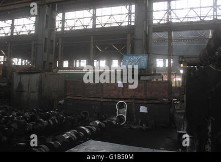 Arbeiter heruntergefahren der Eisenbahn-Werkstatt während Protestdemonstration für Inkrement in ihrer monatlichen Gehälter Cantt Station in Karachi auf Donnerstag, 12. Mai 2016. Stockfoto