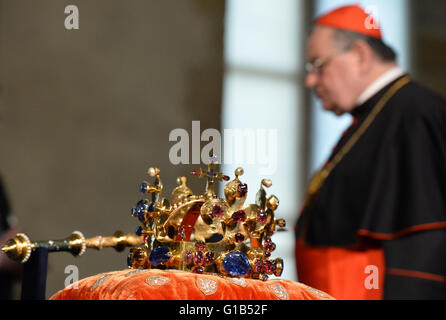 Prag, Tschechische Republik. 12. Mai 2016. Sieben Schlüsselhalter entsperrt Krone Kammer in der Kathedrale von Prager Burg, hob tschechischen Kronjuwelen, die in Vladislav-Saal ab Sonntag zum 700. Jahrestag der Geburt von Charles IV, in Prag, Tschechische Republik, 12. Mai 2016 feiern angezeigt wird. © Katerina Sulova/CTK Foto/Alamy Live-Nachrichten Stockfoto