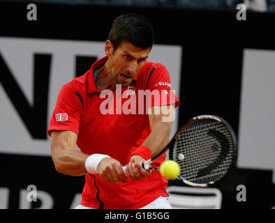 Rom, Italien. 12. Mai 2016. Novak Djokovic Serbien während der 3. Vorrundenspiel der Italian Open Tennisturnier BNL2016 gegen Thomaz Bellucci Brasil auf dem Foro Italico in Rom, Italien, 12. Mai 2016 Credit: Agnfoto/Alamy Live-Nachrichten Stockfoto