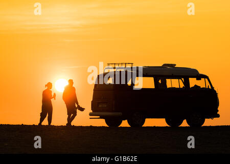 Clarach, in der Nähe von Aberystwyth, Wales UK., Donnerstag 12 Mai 2016 UK Wetter: ein spektakulärer Sonnenuntergang über dem klassischen VW-Wohnmobil abgestellt am Strand von Clarach, ein paar Meilen nördlich von Aberystwyth an der Cardigan Bay Küste von West-Wales.   Das Wetter im Westen heute war sonnig und heiß, Mitte der 70er Jahre Fahrenheit zu erreichen.    Die Temperaturen werden sich voraussichtlich in den kommenden Tagen mit hell, aber kälteren Bedingungen Vorrang vor dem Land Foto Kredit fallen: Keith Morris / Alamy Live News Stockfoto