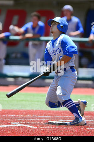 Albuquerque, NEW MEXICO, USA. 12. Mai 2016. 051216.Carlsbad Caveman Eric Hernandez, Uhren seine Go ahead Basen geladen 3 Doppelzimmer zu setzen das Spiel auswärts gegen Eldorado während der 6A Boys Baseball Viertelfinale an Lobo Feld gespielt. Fotografiert auf Donnerstag, 12. Mai 2016. Adolphe Pierre-Louis/JOURNAL. © Adolphe Pierre-Louis/Albuquerque Journal/ZUMA Draht/Alamy Live-Nachrichten Stockfoto