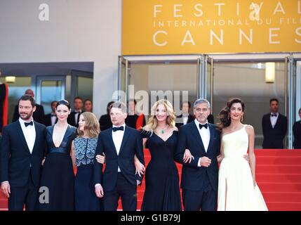 Cannes, Frankreich. 12. Mai 2016. Regisseur Jodie (3. L) zu fördern und Darsteller Dominic West, Caitriona Balfe, Jack O'Connell, Julia Roberts, George Clooney und seine Frau Amal Alamuddin(L-R) Pose auf dem roten Teppich für die Vorführung des Films "Geld Monster" bei der 69. Filmfestspielen in Cannes, Frankreich, 12. Mai 2016. Bildnachweis: Jin Yu/Xinhua/Alamy Live-Nachrichten Stockfoto