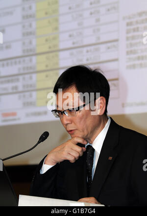 Tokio, Japan. 12. Mai 2016. 31. März japanische Elektronik-Riese Toshiba CFO Masayoshi Hirata kündigt das Unternehmen finanzielle Ergebnis endete am Sharp Büro in Tokio auf Donnerstag, 12. Mai 2016. Toshiba berichtet 483 Milliarden Yen Jahresfehlbetrag für das Geschäftsjahr 2015. © Yoshio Tsunoda/AFLO/Alamy Live-Nachrichten Stockfoto