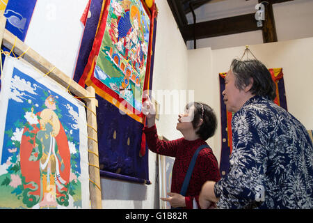 Nanjing, Nanjing, CHN. 12. Mai 2016. Nanjing, China - 12. Mai 2016: (Nur zur redaktionellen Verwendung. Thangka Ausstellung CHINA heraus) von Gongka County Mozhu Yibet in Nanjing den Yu-Garten. Ein Thangka Dinkel verschiedentlich als Tangka, Thanka oder Tanka (Nepali Aussprache: [? t?? eine? ka]; Tibetisch:???; Nepal Bhasa:???) ist ein tibetisch-buddhistischen auf Baumwolle oder Seide Appliqu¨¦ malen in der Regel mit einer buddhistischen Gottheit, Szene oder Mandala. Thangkas sind traditionell gehalten ungerahmt und gerollt, wenn nicht auf dem Display, montiert auf eine Sicherung etwas im Stil der chinesischen Rollbilder, mit einem weiteren Seide Textile Abdeckung Stockfoto