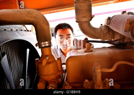 Zhangye, Zhangye, CHN. 10. Mai 2016. Zhangye, China - 10. Mai 2016: (Nur zur redaktionellen Verwendung. CHINA aus) Zhou Dong, Jahrgang 1985, Zhangye Gansu, seinen rechten Arm verloren, wegen eines Unfalls. Aber er gab nicht auf sein Leben. Zunächst eröffnete er ein Kleidungsstück-Geschäft. Er beginnt, auf Außenwerbung in Dörfern mit 12 Jugendlichen arbeiten und bekomme 500000 Yuan pro Jahr. Wann findet er Zucht boom wird er landwirtschaftliche Genossenschaft, die Herstellung von 1000 Rinder und Schafe 2000 jedes Jahr aufgebaut und viele behinderte Männer zur Pflanze und Rasse. © SIPA Asien/ZUMA Draht/Alamy Live-Nachrichten Stockfoto