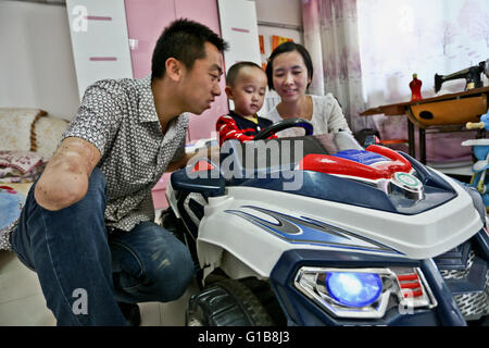 Zhangye, Zhangye, CHN. 10. Mai 2016. Zhangye, China - 10. Mai 2016: (Nur zur redaktionellen Verwendung. CHINA aus) Zhou Dong, Jahrgang 1985, Zhangye Gansu, seinen rechten Arm verloren, wegen eines Unfalls. Aber er gab nicht auf sein Leben. Zunächst eröffnete er ein Kleidungsstück-Geschäft. Er beginnt, auf Außenwerbung in Dörfern mit 12 Jugendlichen arbeiten und bekomme 500000 Yuan pro Jahr. Wann findet er Zucht boom wird er landwirtschaftliche Genossenschaft, die Herstellung von 1000 Rinder und Schafe 2000 jedes Jahr aufgebaut und viele behinderte Männer zur Pflanze und Rasse. © SIPA Asien/ZUMA Draht/Alamy Live-Nachrichten Stockfoto