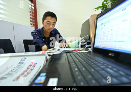 Zhangye, Zhangye, CHN. 10. Mai 2016. Zhangye, China - 10. Mai 2016: (Nur zur redaktionellen Verwendung. CHINA aus) Zhou Dong, Jahrgang 1985, Zhangye Gansu, seinen rechten Arm verloren, wegen eines Unfalls. Aber er gab nicht auf sein Leben. Zunächst eröffnete er ein Kleidungsstück-Geschäft. Er beginnt, auf Außenwerbung in Dörfern mit 12 Jugendlichen arbeiten und bekomme 500000 Yuan pro Jahr. Wann findet er Zucht boom wird er landwirtschaftliche Genossenschaft, die Herstellung von 1000 Rinder und Schafe 2000 jedes Jahr aufgebaut und viele behinderte Männer zur Pflanze und Rasse. © SIPA Asien/ZUMA Draht/Alamy Live-Nachrichten Stockfoto