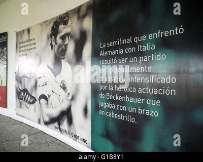 Mexico City, Mexiko. 4. Mai 2016. Ein Foto in den Katakomben des Estadio Azteca erinnert an Franz Beckenbauer, der für die Bundesrepublik Deutschland im "Spiel des Jahrhunderts" gegen Italien während der Fußball-Weltmeisterschaft 1970 mit einem bandagierten Arm in Mexico City, Mexiko, 4. Mai 2016 gespielt. Das Estadio Azteca wurde 1966 eröffnet. Foto: Denis Duettmann/Dpa/Alamy Live News Stockfoto