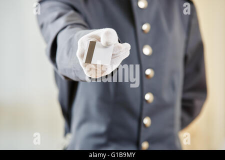Hand mit einer Key-Card an der Rezeption Stockfoto