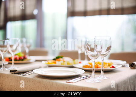 Catering-Dienstleistungen-Hintergrund mit Snacks und Gläser für Wein im restaurant Stockfoto