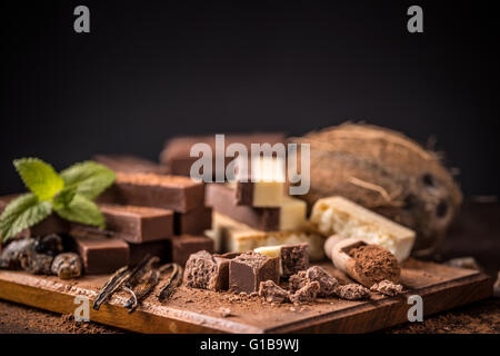 Hausgemachte Schokolade auf hölzernen Hintergrund Stockfoto