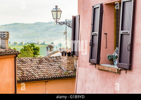 Lampe, Fliesen, Dächer, Fenster des typischen Häusern des Dorfes in die hügelige Landschaft der Emilia Romagna in Italien Stockfoto