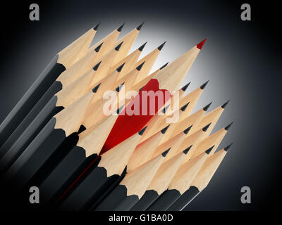 Rotstift unter schwarze Bleistifte hervorstechen. Stockfoto