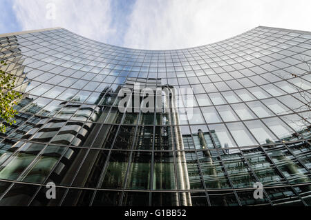 Niedrigen Winkel Blick auf einige Gebäude in der City of London: Lloyds und Willis Stockfoto