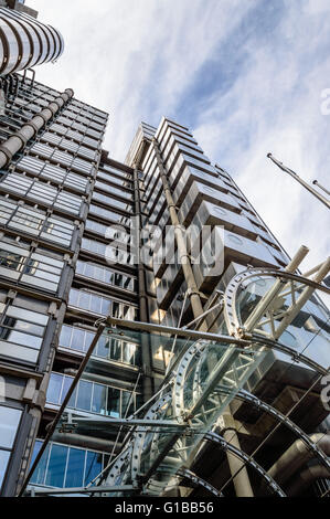 Niedrigen Winkel-Blick auf den Eingang von Lloyds Gebäude - Heimat der Versicherungsträger Lloyd von London Stockfoto