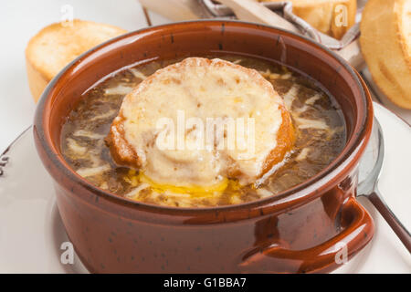 Französische Zwiebelsuppe mit gegrilltem Gruyere Käse croutons Stockfoto