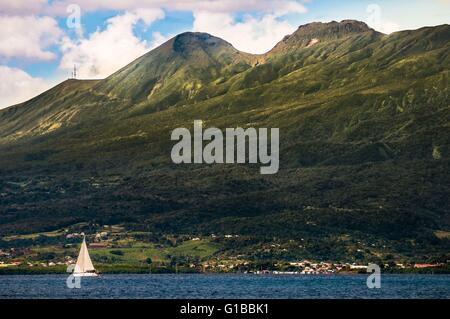 Frankreich, Guadeloupe (Französische Antillen), Basse-Terre, Saint-Claude, Blick aus dem Gosier Petit Cul de Sac Marin und La Soufriere, den Spitznamen der Vie Madanm in Guadeloupe Kreolisch oder die alte Dame in Französisch, ist ein aktiver Vulkan befindet sich im Nationalpark Stockfoto