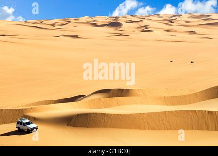 Libyen, Sahara Wüste, Fezzan, Erg Murzuq, Autos in der Wüste Stockfoto