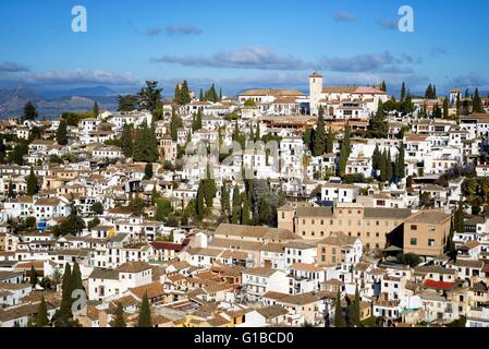 Spanien, Andalusien, Granada, der Albaicin Bezirk (Albayzin, alte arabische Viertel), auf einem Hügel gebaut, aus einem Fenster zu sehen die Damen-Turm (Torre de Las Damas) in der Alhambra Gärten (Jardines del Partal), von der UNESCO als Welterbe gelistet Stockfoto