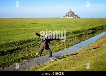 Frankreich, Manche, Mont Saint Michel Bay Weltkulturerbe von der UNESCO zum Mont Saint Michel von den Salzwiesen Wiesen gesehen Stockfoto