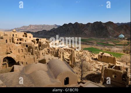 Iran, Yazd Provinz, Dasht-e Kavir Wüste, Kharanaq alten Dorfrand mit seiner Lehmziegel (Adobe) Häuser mit Blick auf das Andjir-Tal Stockfoto