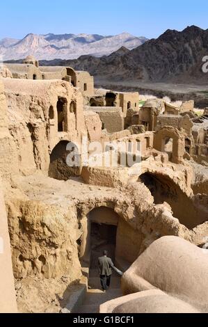 Iran, Yazd Provinz, Dasht-e Kavir Wüste, Kharanaq alten Dorfrand mit seiner Lehmziegel (Adobe) Häuser mit Blick auf das Andjir-Tal Stockfoto