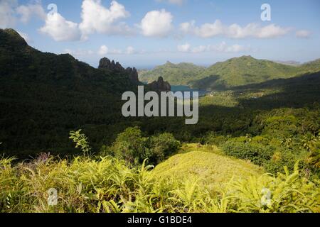 Frankreich, Französisch-Polynesien, Marquesas-Inseln Archipel, Aranui 5 Frachter und Passagier Kreuzfahrtschiff Anlaufhafen in Nuku Hiva Insel, Dorf Hatiheu, Überblick über die Bucht Stockfoto