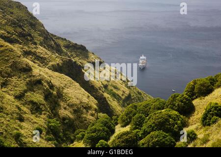 Frankreich, Französisch-Polynesien, Marquesas-Inseln Archipel, Aranui 5 Frachter und Passagier Kreuzfahrtschiff Anlaufhafen in Insel Fatu Hiva, trekking vom Dorf Omoa Hanavave Dorf, Überblick über die Hanavave-Bucht Stockfoto