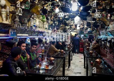 Iran, Provinz Isfahan, Isfahan, Chai Khaneh Azadegan Tea House und Restaurant, Männer Rauchen einer Wasserpfeife Stockfoto