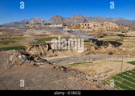 Iran, Yazd Provinz, Dasht-e Kavir Wüste, Kharanaq alten Dorfrand mit seiner Lehmziegel (Adobe) Häuser mit Blick auf das Andjir-Tal Stockfoto