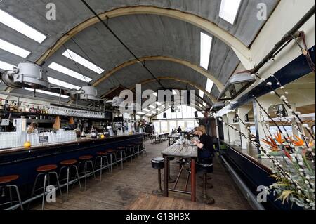 Niederlande, Nord-Holland, Amsterdam, REM Eiland Restaurant, IJ-Ufer, Pont 13 Restaurant bar alte MwSt, die früher die IJ umgewandelt in ein Restaurantbar gekreuzt Stockfoto