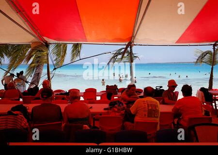 Frankreich, Französisch-Polynesien, Aranui 5 Frachter und Passagier Kreuzfahrtschiff des Marquesas Archipels Anlaufhafen in Takapoto Atoll, die Touristen unter einem Zelt Stockfoto